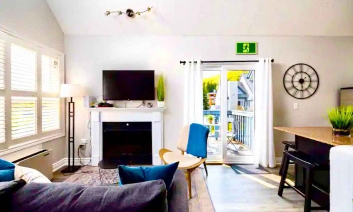 Craigleith House | Ski in&out 2 Bedroom, 2 level chalet w/Hot Tub, Pool, and Mountain Views @ Blue!
