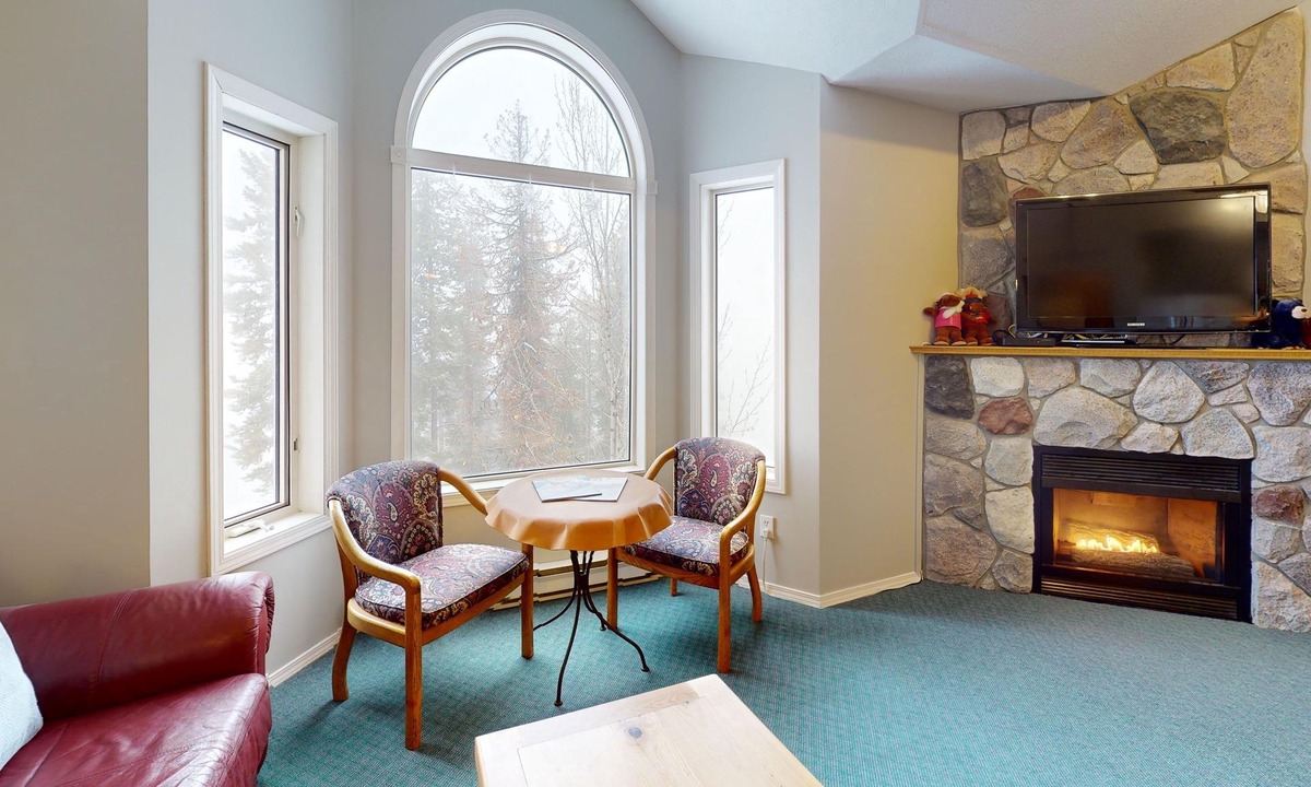 Big White Ski Resort Condo | Ski-in/Ski-out Condo with Fireplace, Free WiFi & Shared Hot Tub