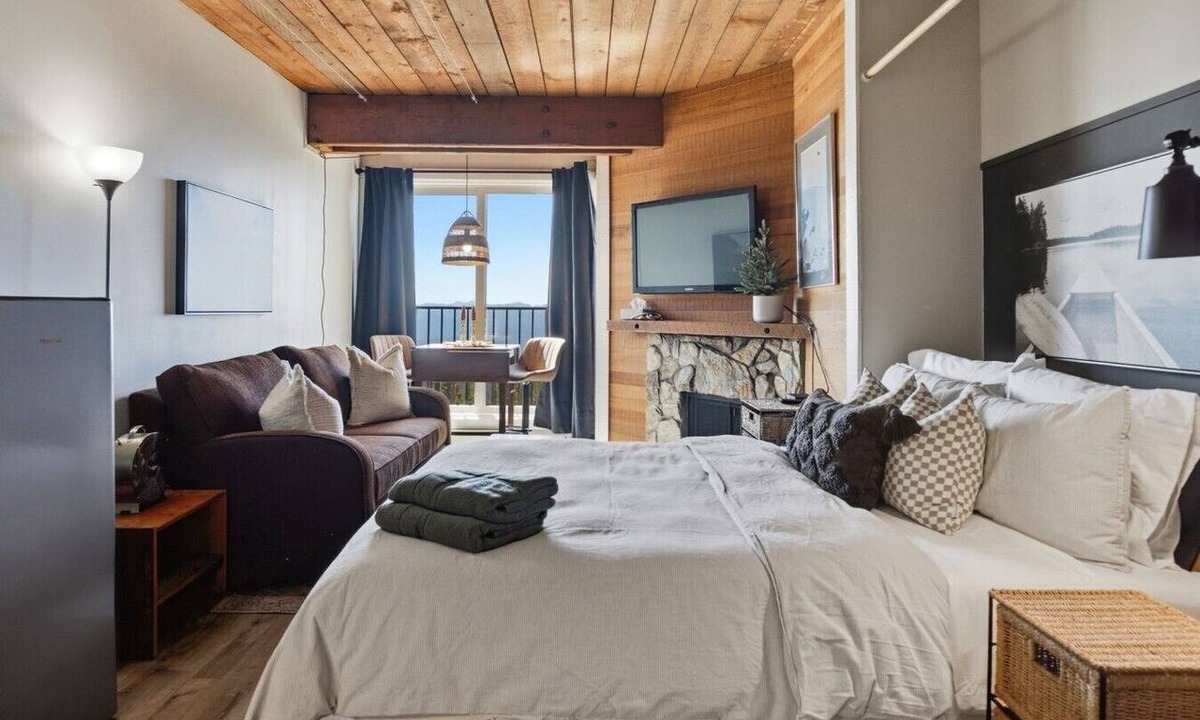 Big White Ski Resort Condo | Ski-In/Ski-Out Studio | Mountain Views