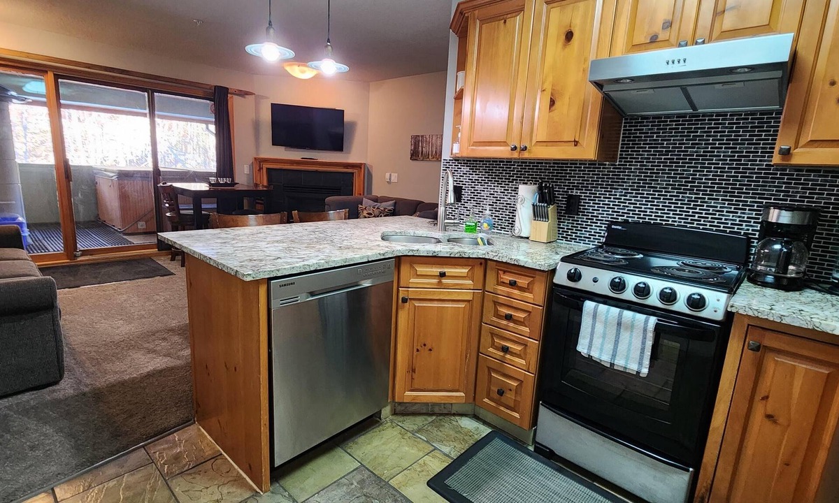 Sun Peaks Condo | Ski-in|Ski-out, 1 king bedroom, 2 bath, private hot tub in Snow Creek, Sun Peaks