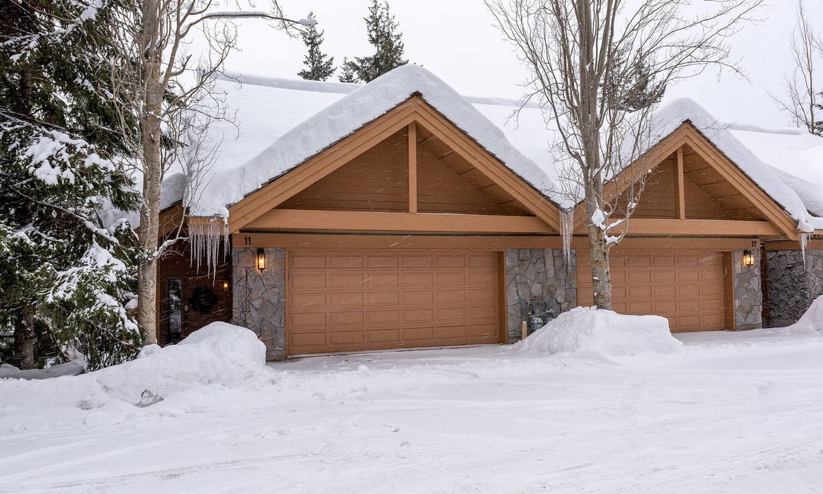 Whistler Village House | Ski-In/Ski-Out Access | Luxury 5BR | Central AC | Hot Tub | Garage | Managed by Aloha Whistler
