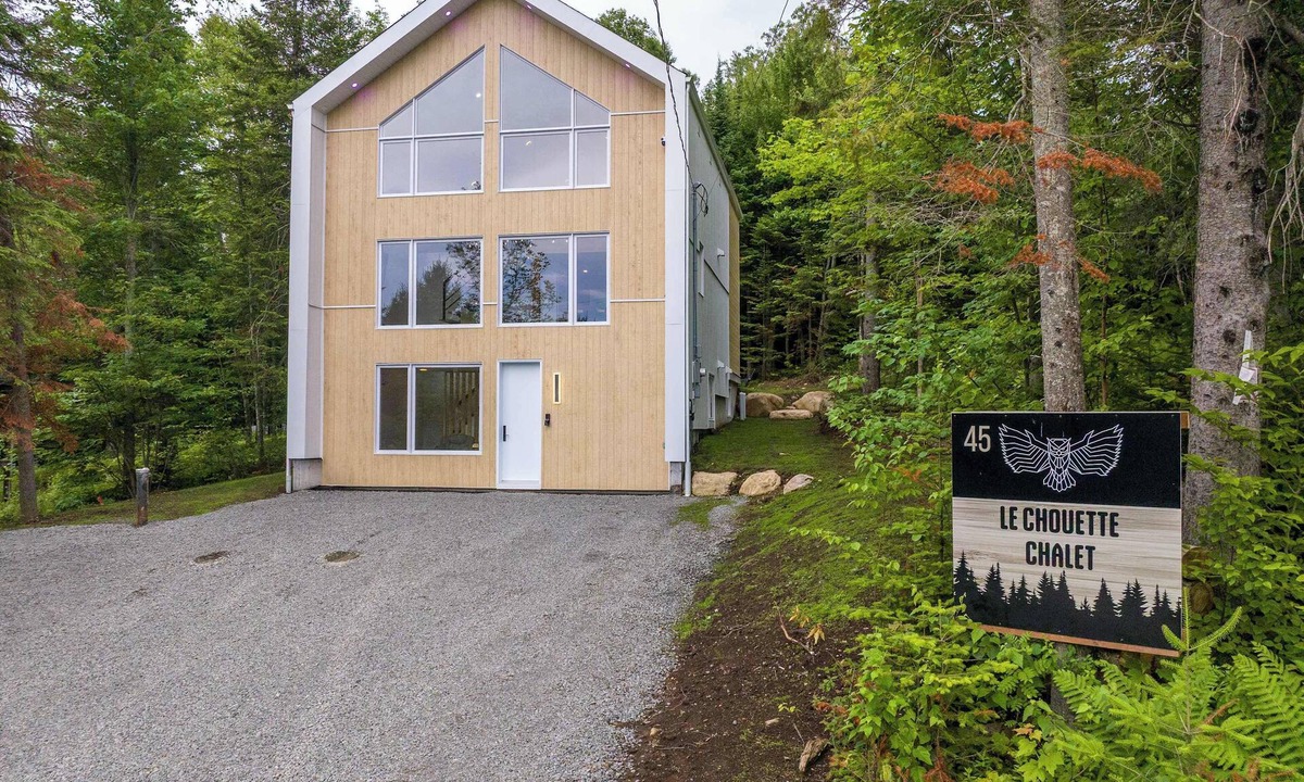 Saint Donat Ski Chalet | Ski In/Ski Out Spa, Babyfoot | Le Chouette Chalet