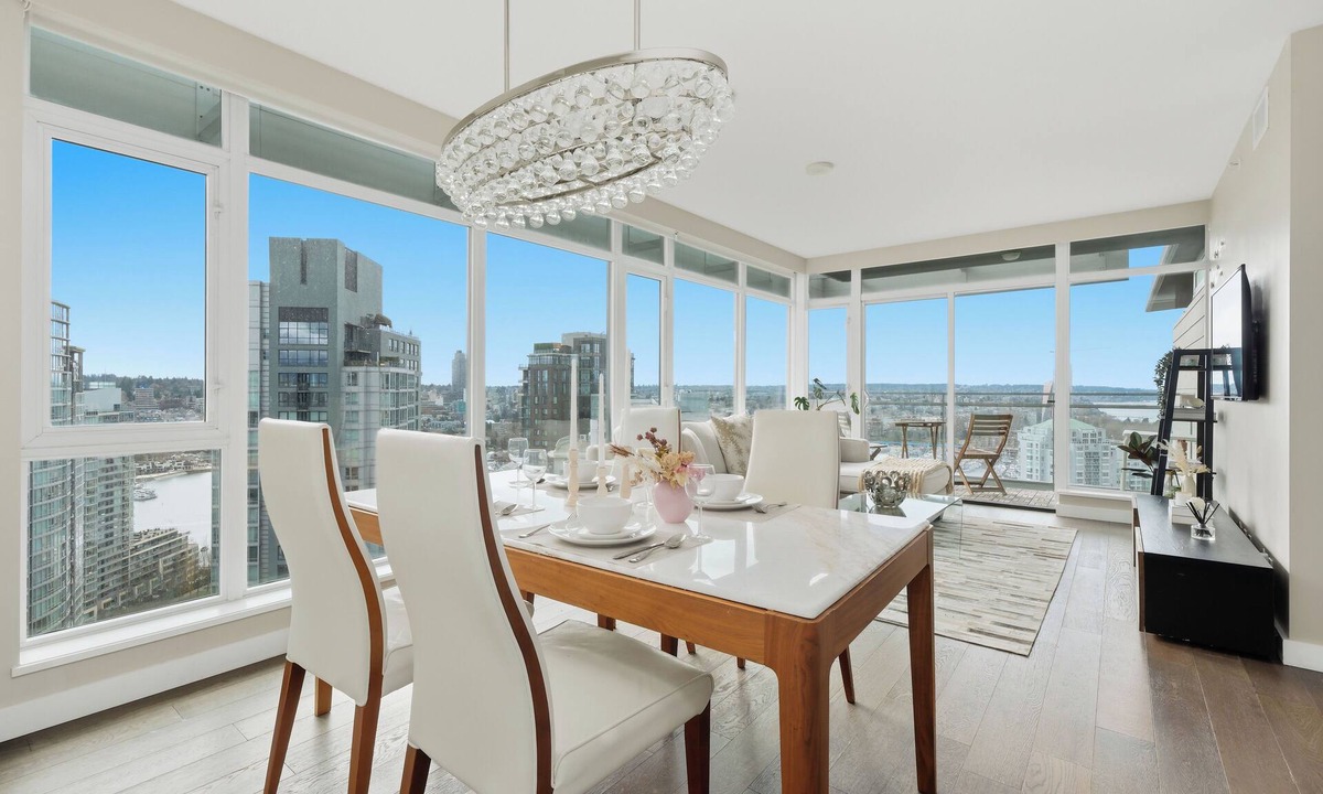 Downtown Vancouver Apartment | Sky-High Luxury in Vibrant Yaletown Hub WaterViews