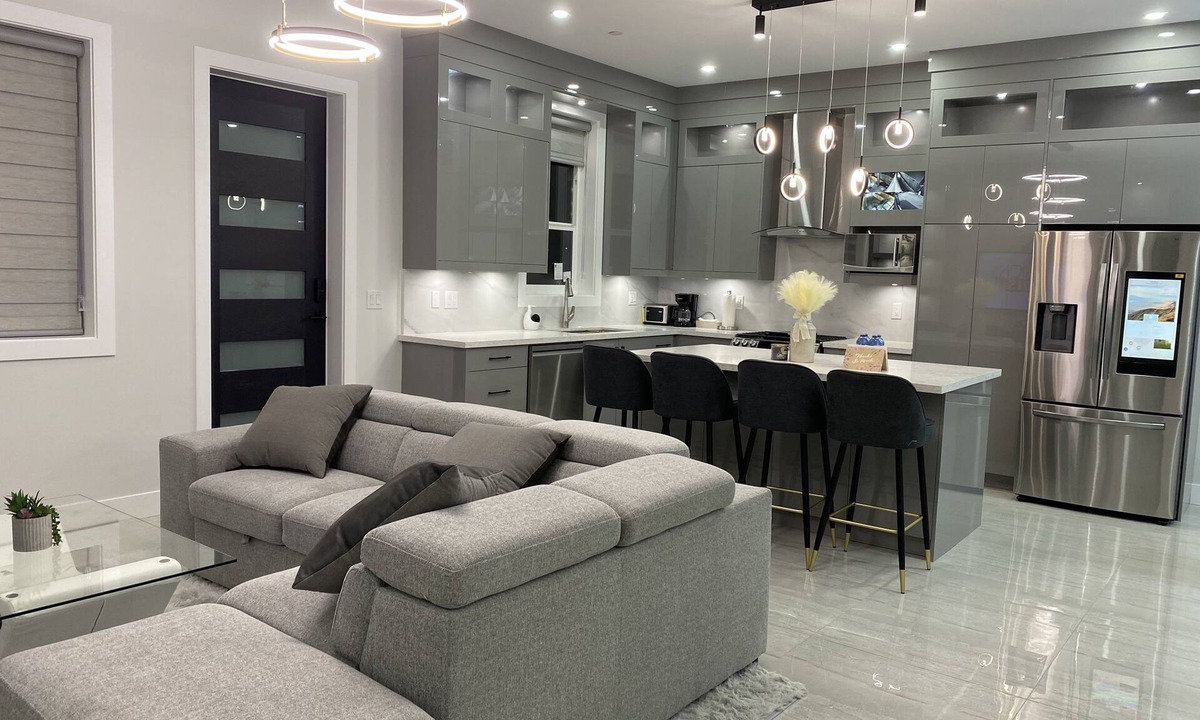 Hastings House | Smart 5-Bed Home with A/C, Fireplace, Garage & Backyard Near Downtown