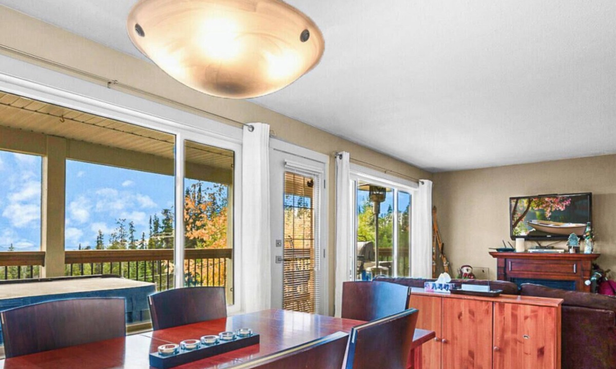 Snow Pine Estates Ski Chalet | Snowy Escape - Sleeps 10 w Hot Tub & Mtn Views