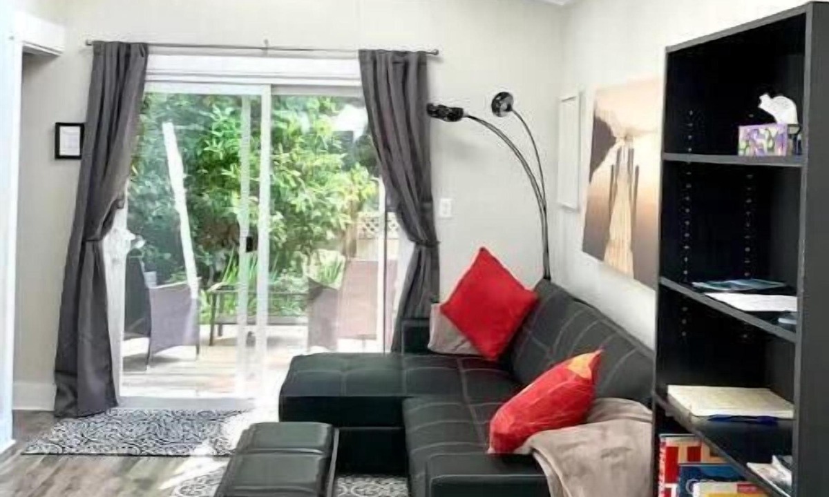 Bowen Island Cottage | Snug Cove-Bowen Island-Super Comfy Cottage steps from ferry, shops, restaurants.