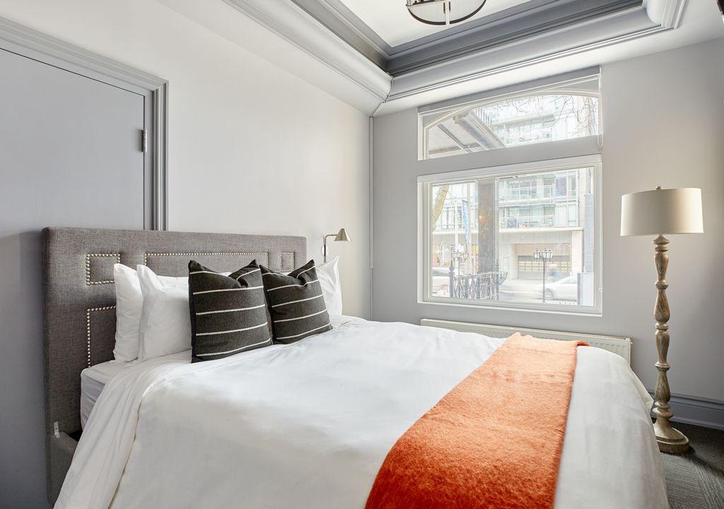 Church and Wellesley Apartment | Sonder | The Wellesley | Vintage Room + Courtyard
