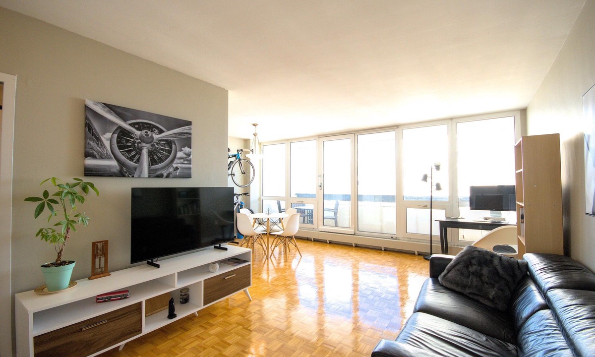 Davisville Apartment | Spacious 1-bed room Apartment 5min to Subway, Restaurants, Grocery, Parks