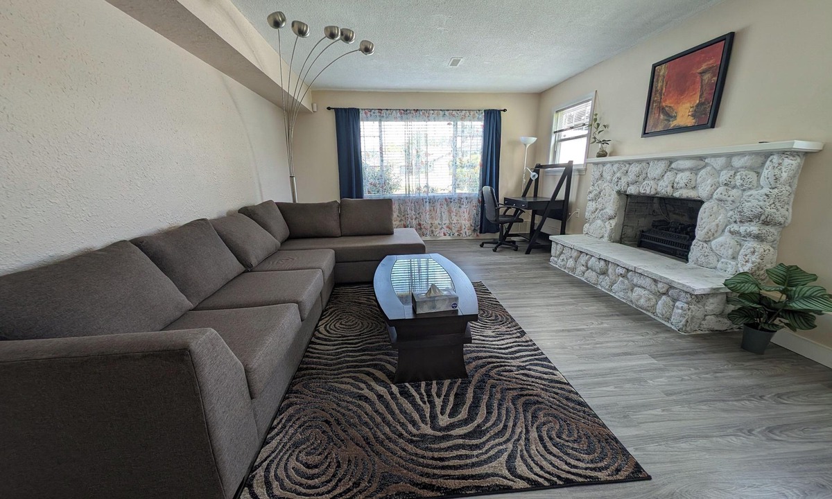Delta House | Spacious 2BR Suite with Private Entrance in Sunny Tsawwassen
