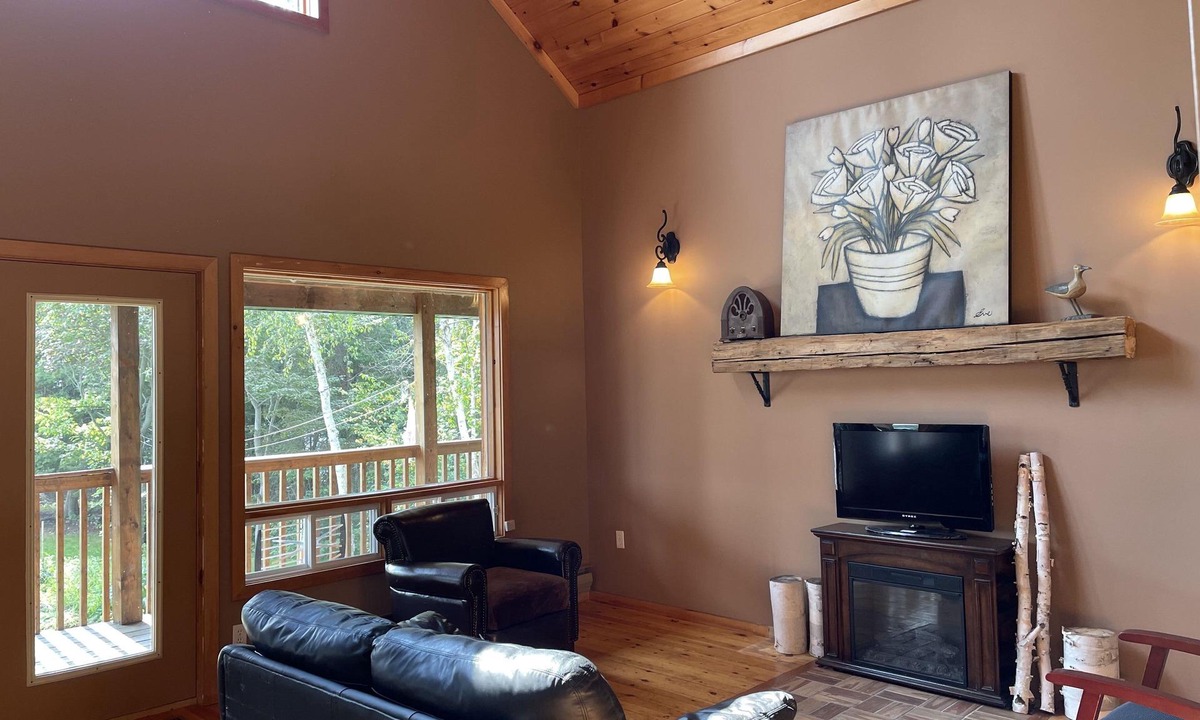 Bonfield Cottage | Spacious 3 Bedroom Waterfront Cottage on Lake Nosbonsing in Bonfield