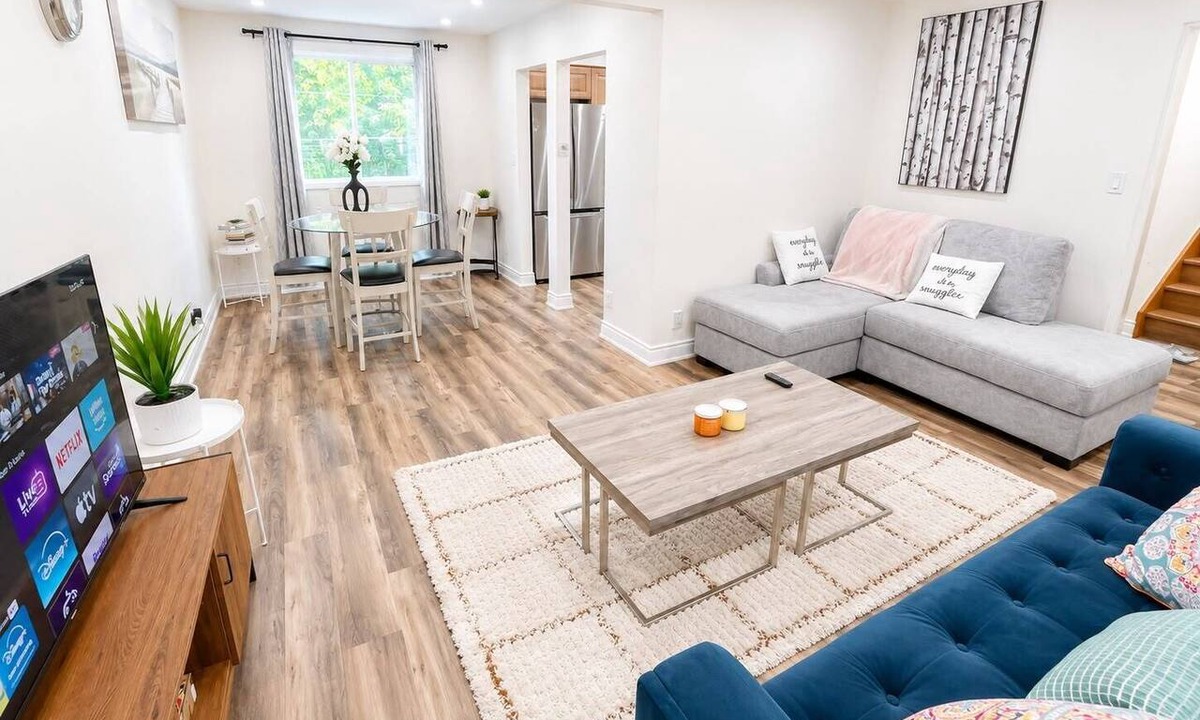 Waterloo House | Spacious 3BR Home in Waterloo,Free Parking,Private Backyard,Family&Pets Friendly