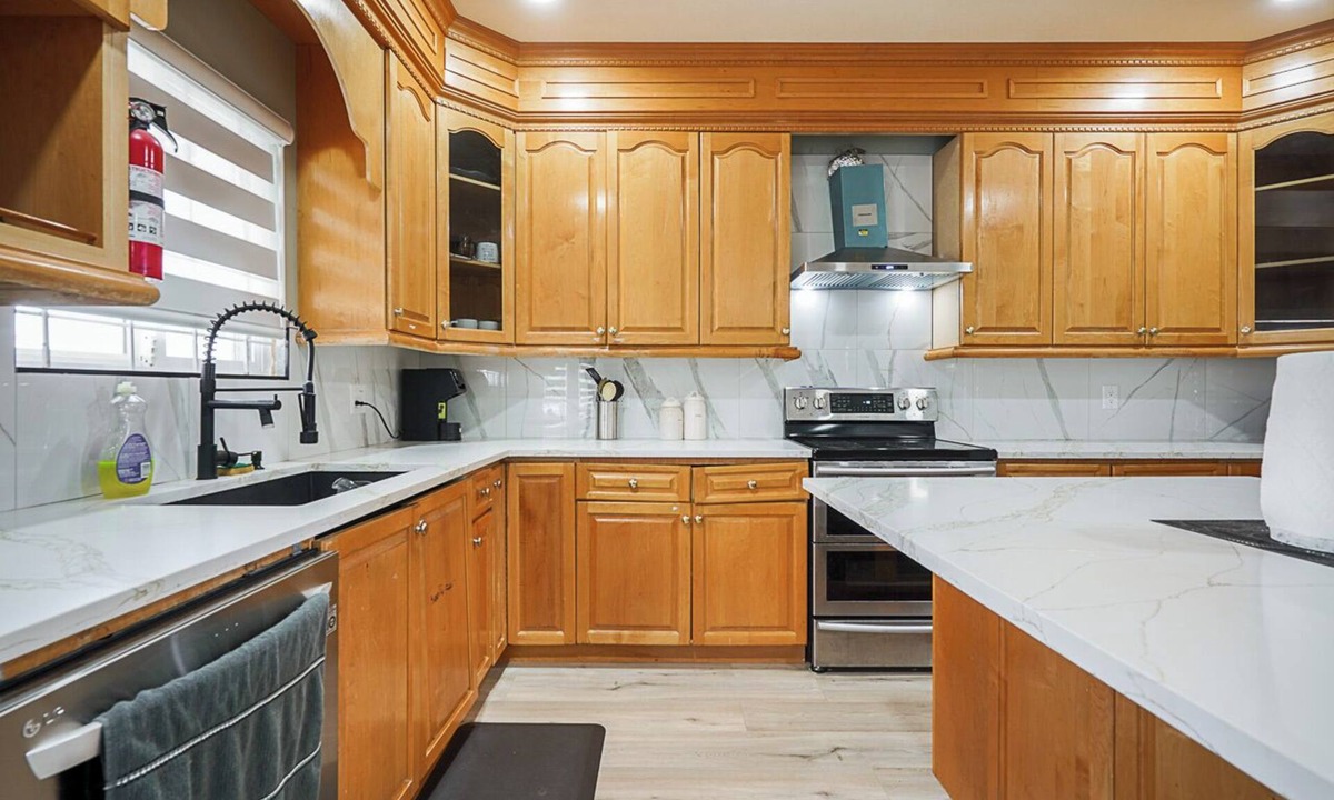 Surrey Newton House | Spacious 5 Bed and 4 Bath Family home mins to hwy, malls located in Delta/Surrey