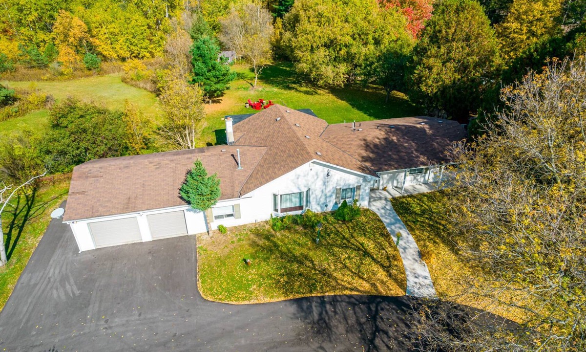 King House | Spacious 5-Bedroom Home Near Toronto - Huge Backyard & Patio - BBQ & Fire Pit