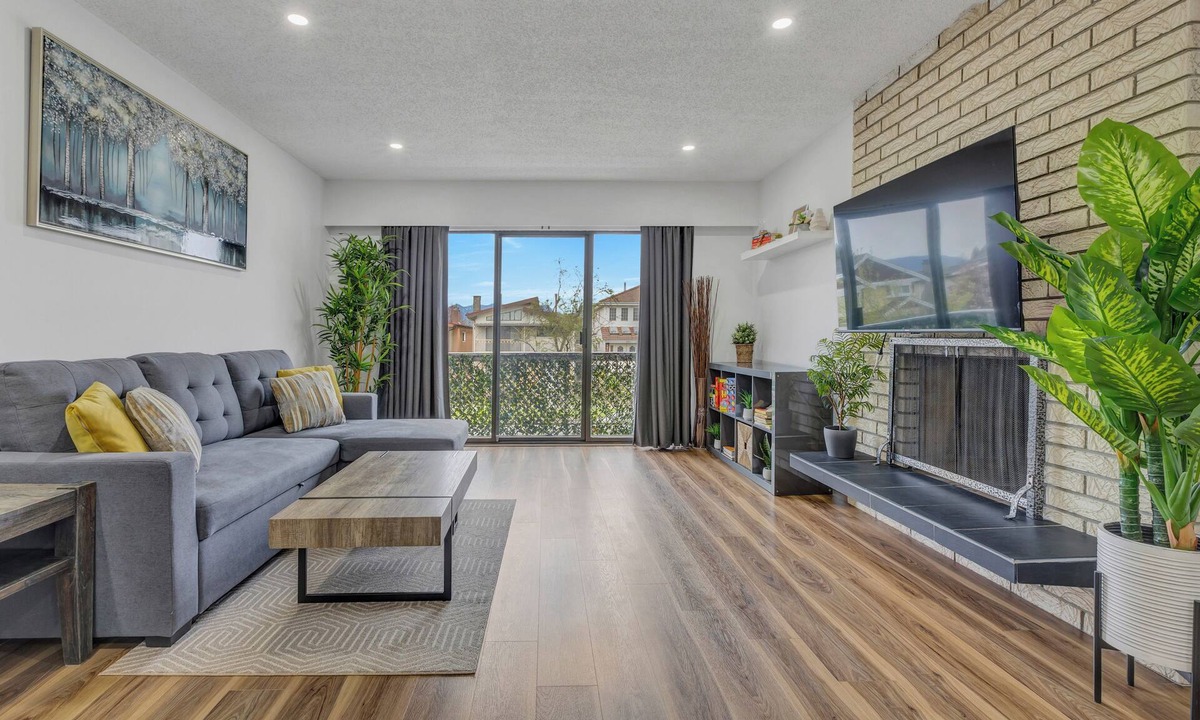 Fraserview House | Spacious 6-bedroom House, Safe area, Free Parking, Central close to Downtown