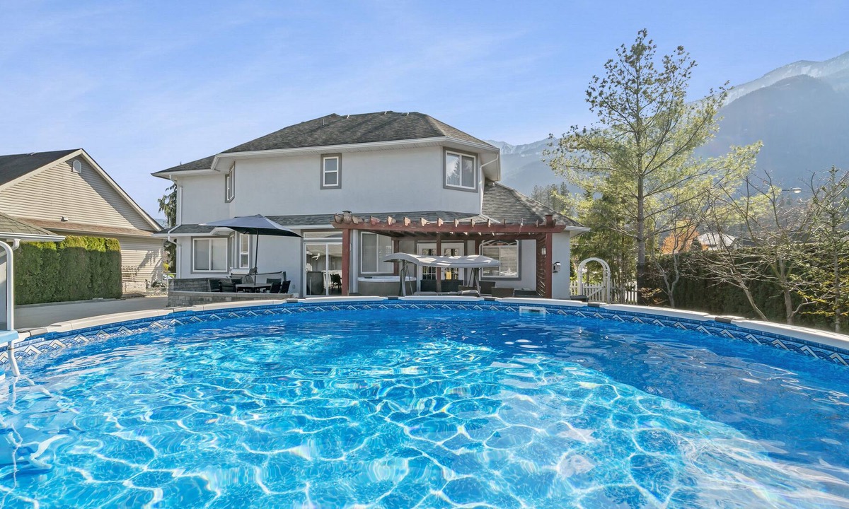 Popkum House | Spacious 7 BR House With Pool & Hot Tub Near Harrison Hot Springs