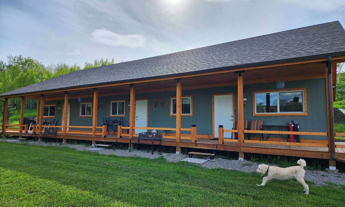 Division No. 3 Cabin | Spacious cabins near the Waterton and Canadian Rockies, barrier free access!