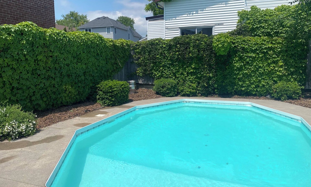 Wellington House | Spacious Century 3-bed in Downtown Wellington with in Ground Pool and parking!