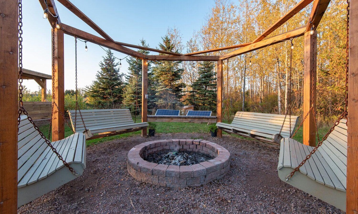 Canoe Cove Cottage | Spacious Cottage with Backyard Built for Hosting