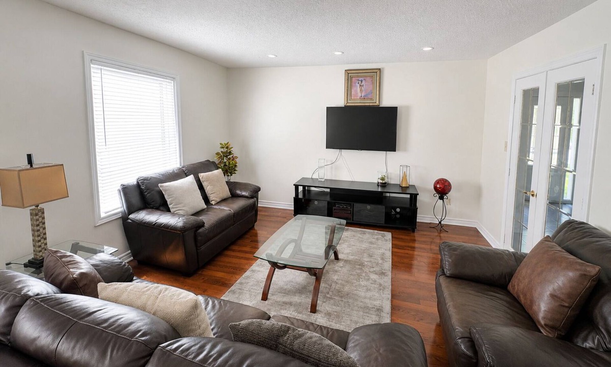 Orangeville House | Spacious Cozy 4BR Orangeville Home w/Deck! 10-minute walk to Headwaters Hospital