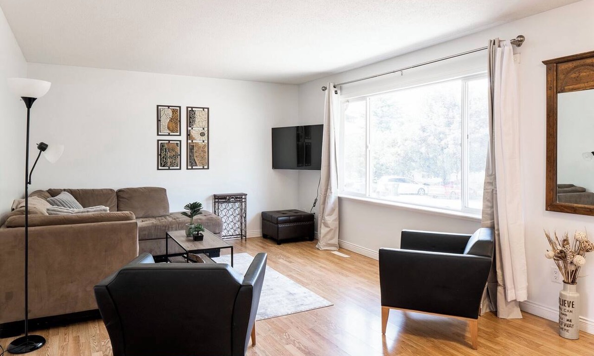 Rutland House | Spacious Home!Quick Drive to Downtown! Boat Parking available!