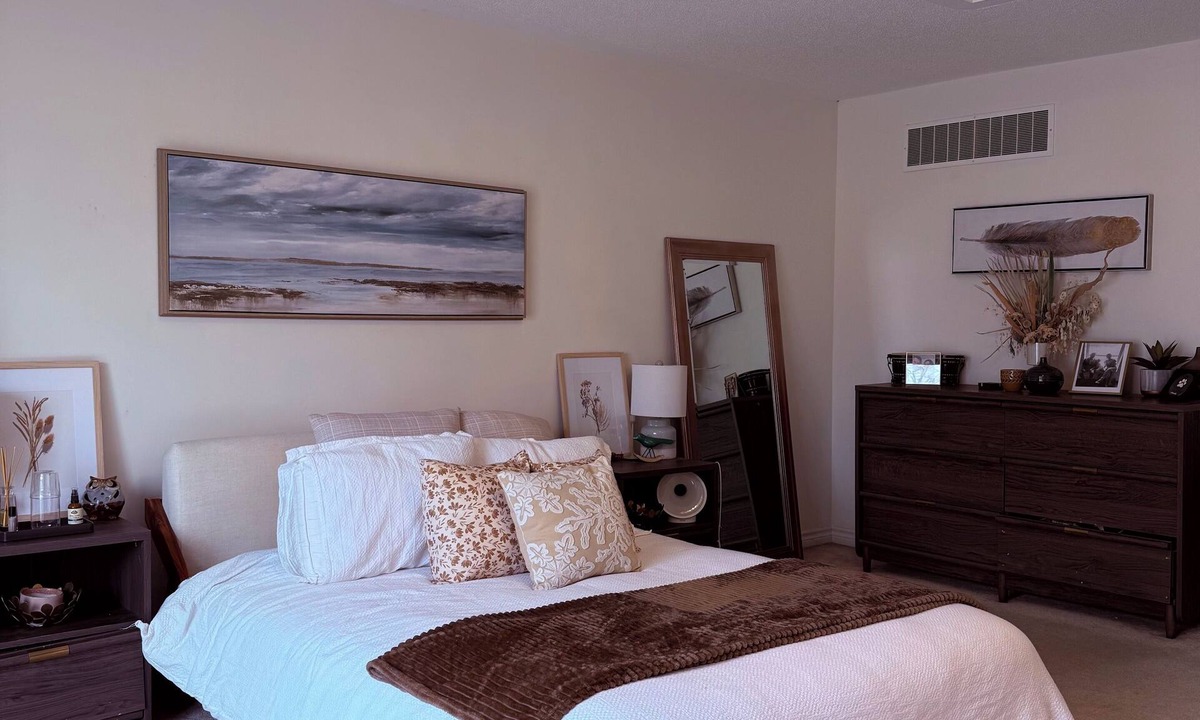 Alderwood House | Spacious Loft-Style Retreat | Private Room in Townhouse!
