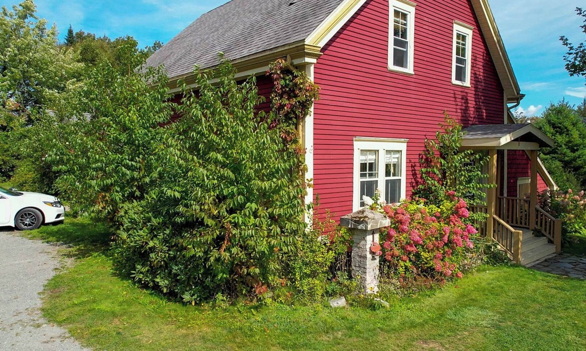 Saint Patrick Cottage | Spacious Loft Suite in Historic Carriage House w/Private Deck