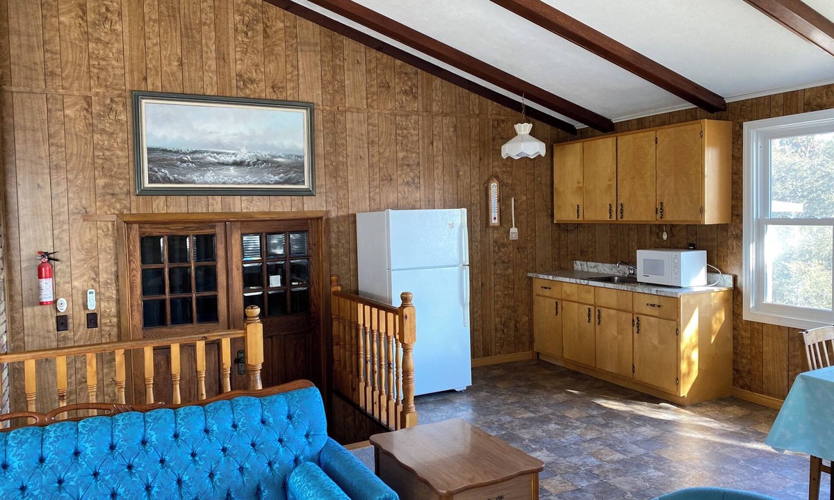 Port Franks Cottage | Spacious, rustic 4 bedroom cottage ideal for families, close to the beach.