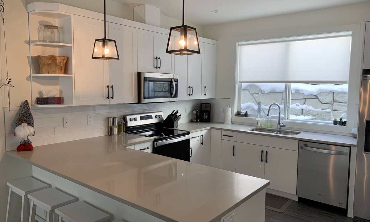 Sun Peaks House | Spacious townhome w/private hot tub, large kitchen, and 2 min walk to chair lift