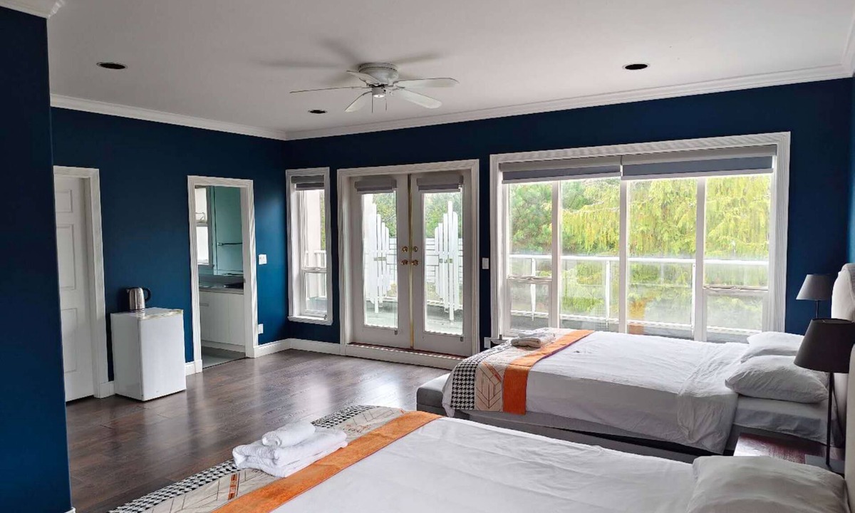 Richmond Bed & Breakfast | Spacious Vancouver Airport Blueberry Manor | Near YVR & Skytrain