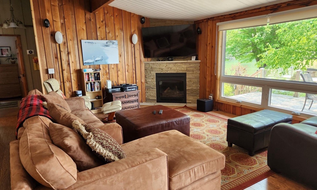 Rama Cottage | Spectacular Lakefront Cottage Retreat on Lake Couchiching sitting on 3/4 acres.
