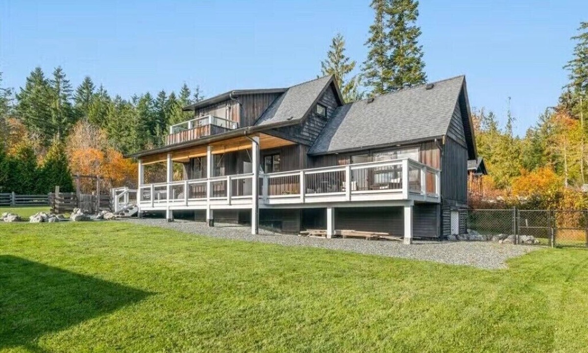 Port Alberni Cottage | Sproat Lake private cottage with moorage on shared dock (20' max boat)