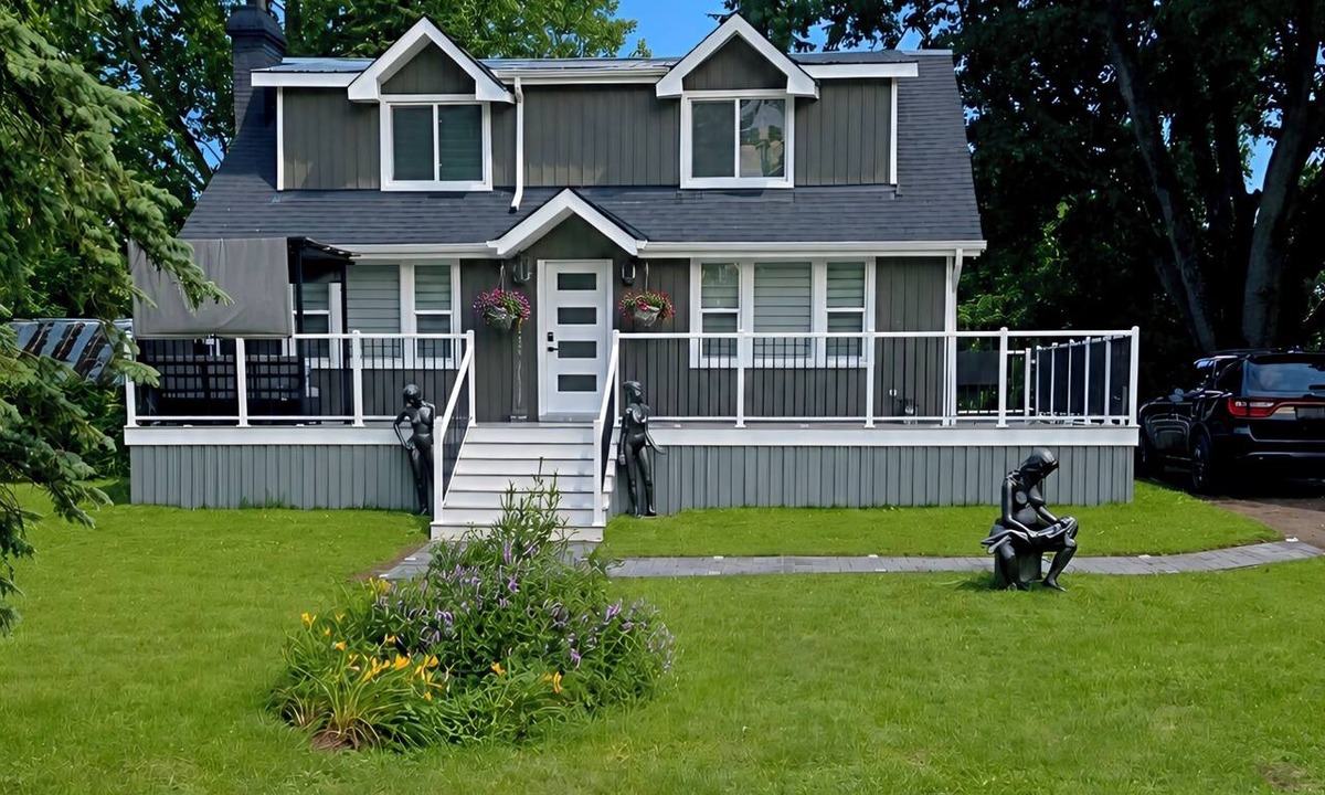 Greater Napanee House | Stay at the John Boxtel Retreat – A One-of-a-Kind Artistic Getaway