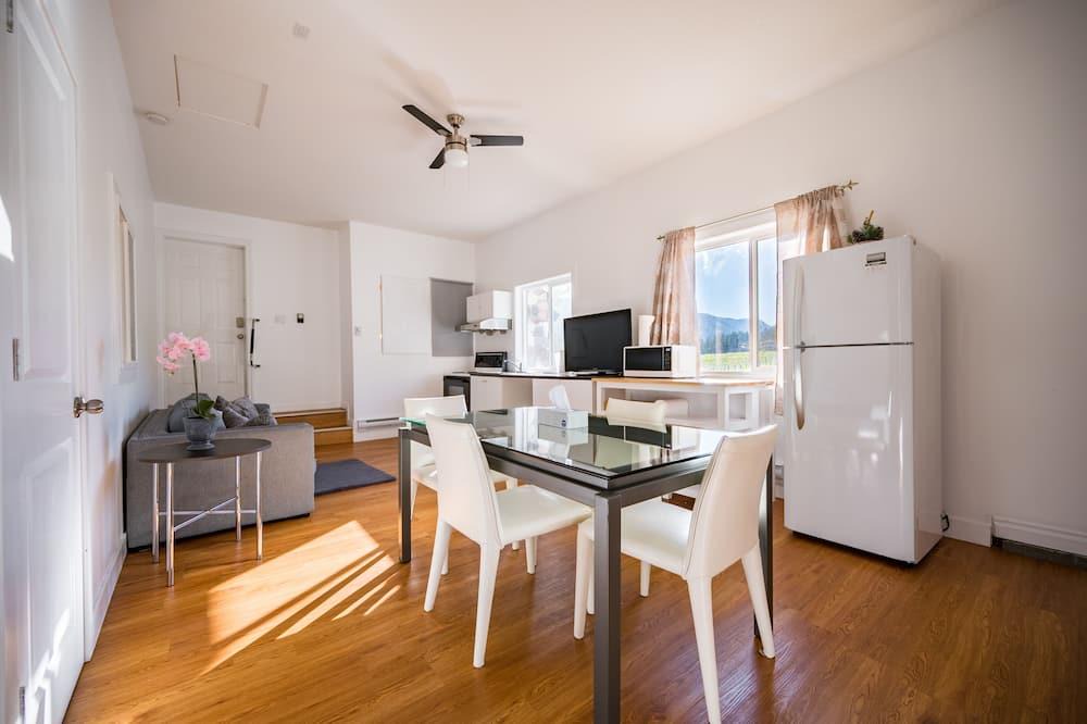 Central Okanagan Villa | Staycation in Winery Farm suite with private entrance