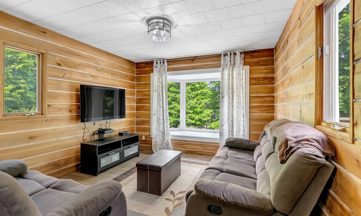 Minden House | Steps from South Lake, on 9 acres surrounded by Haliburton highlands.