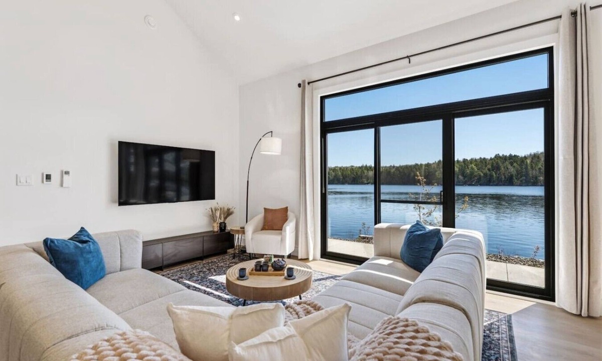 Lunenburg County House | Stillshore | Luxury Lakehouse Retreat