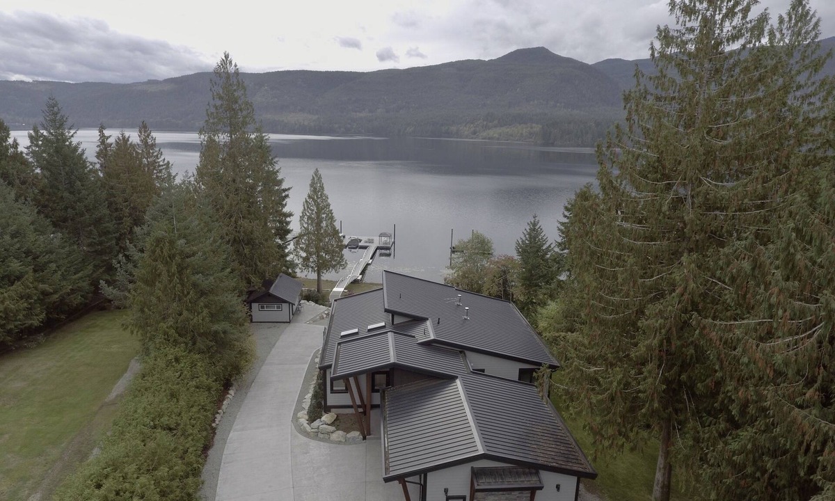 Sproat Lake House | Stirling Arm Lakehouse Luxury Retreat on Vancouver Island.