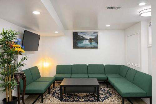 Scarborough House | Stunning 2-Bed Room 1 - Bed Room Gem for rent in Scarborough, Near to Downtown Toronto