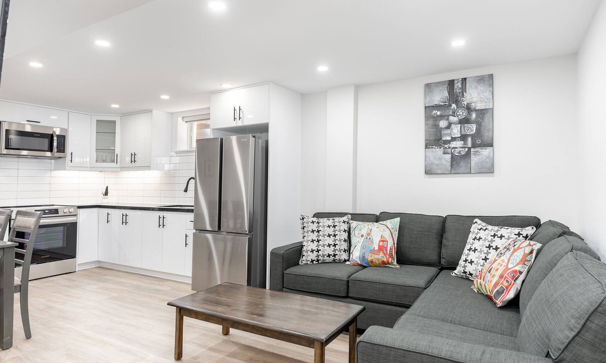 Richmond Hill Apartment | Stunning 2BR Lower Level Unit