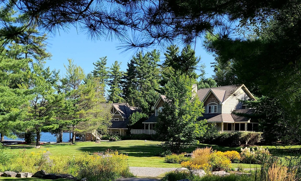 Port Carling Resort | Stunning 3 bedroom cottage on Lake Joseph. Web site is: muskokanonlakejoseph.com