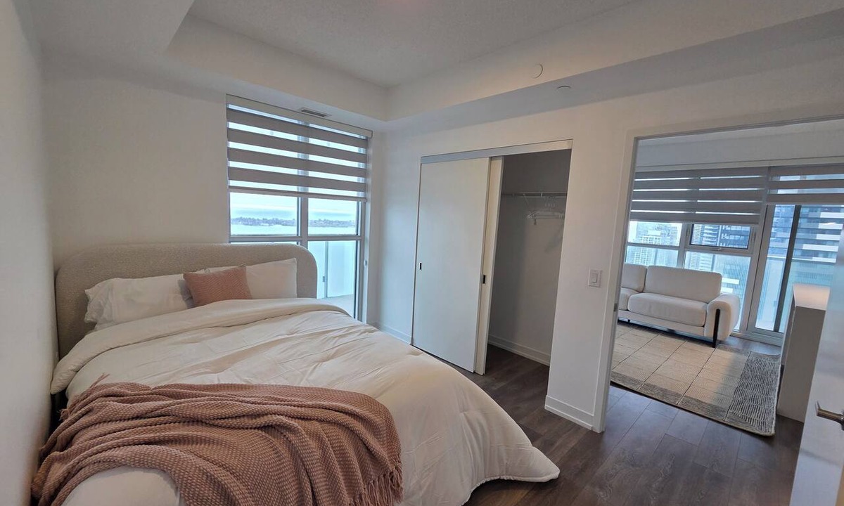 St. Lawrence Apartment | Stunning Lake View, Waterfront 2BR/2BA ·Pool·BBQ -Downtown Sugar Beach Toronto