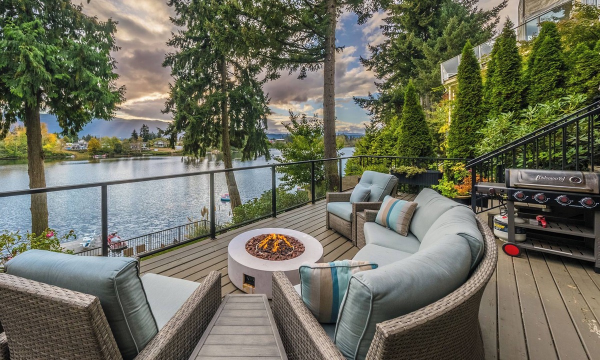 Regional District of Nanaimo House | Stunning Lakefront Suite in the Heart of the City
