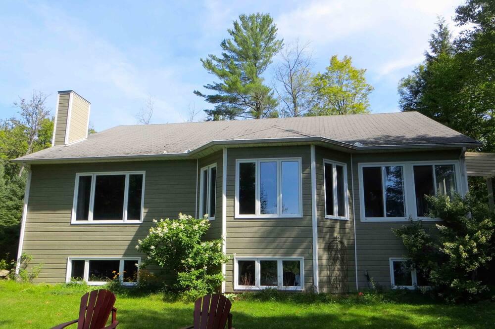 Val-des-Monts House | Stunning Lakeside Winter Wonderland Retreat only 35 min. from Ottawa