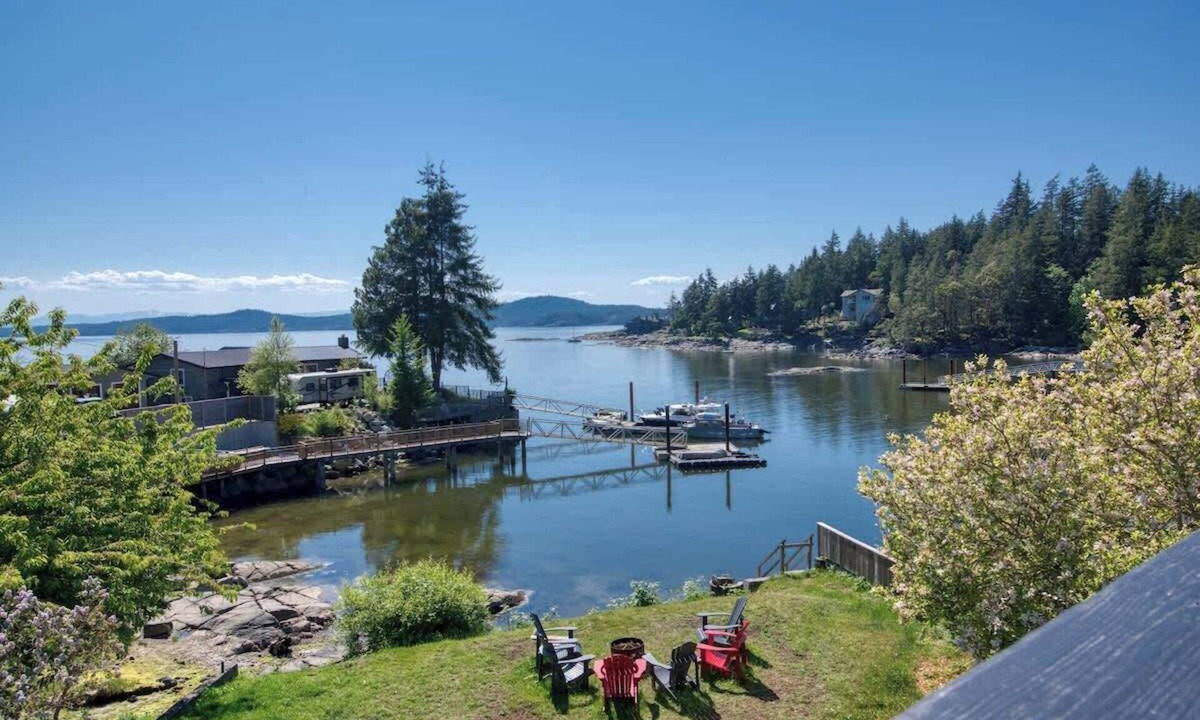 Halfmoon Bay Cabin | Stunning OCEANfront 3 bedroom cabin - sleeps 8!