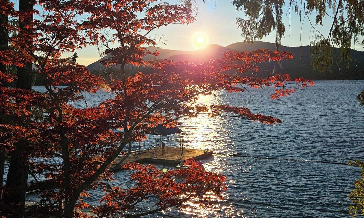 Port Alberni House | Stunning Sproat Lake waterfront - 5 bedrooms - beautiful sunset & mountain views