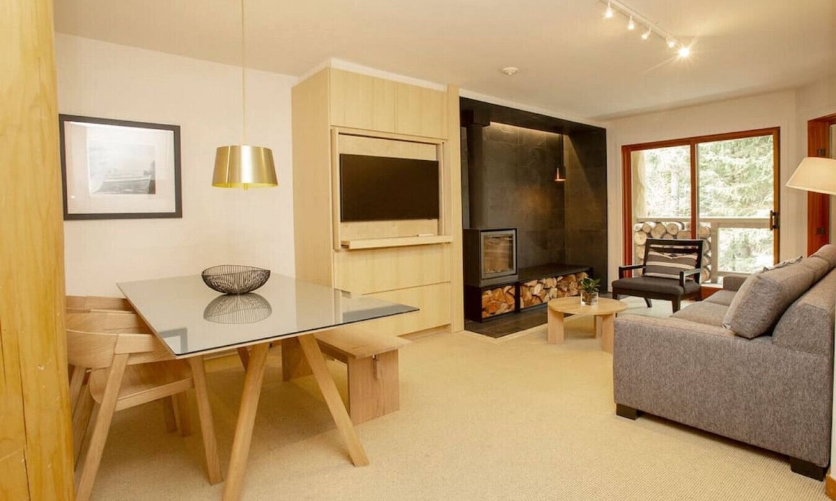 Nordic Estates Villa | Stylish 1.5 BR:Sleeps 4,Hot Tub,Pool,Patio,Free Parking &5 mins. Drive to Village!