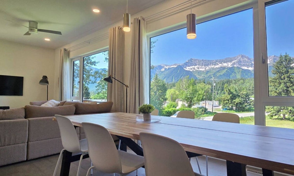 East Kootenay House | Stylish 2BR | River & Views | 5 Min Fernie and Resort
