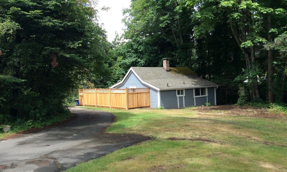 North Saanich House | 🌿 Stylish Cottage with Private Yard and all the Amenities.