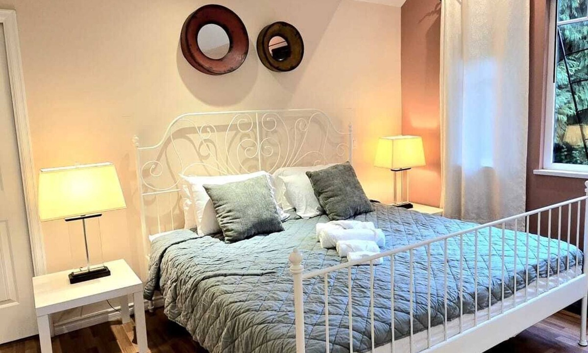 Upper Lonsdale House | Stylish Master Room with Hot tub and shared kitchen living room -North vancouver