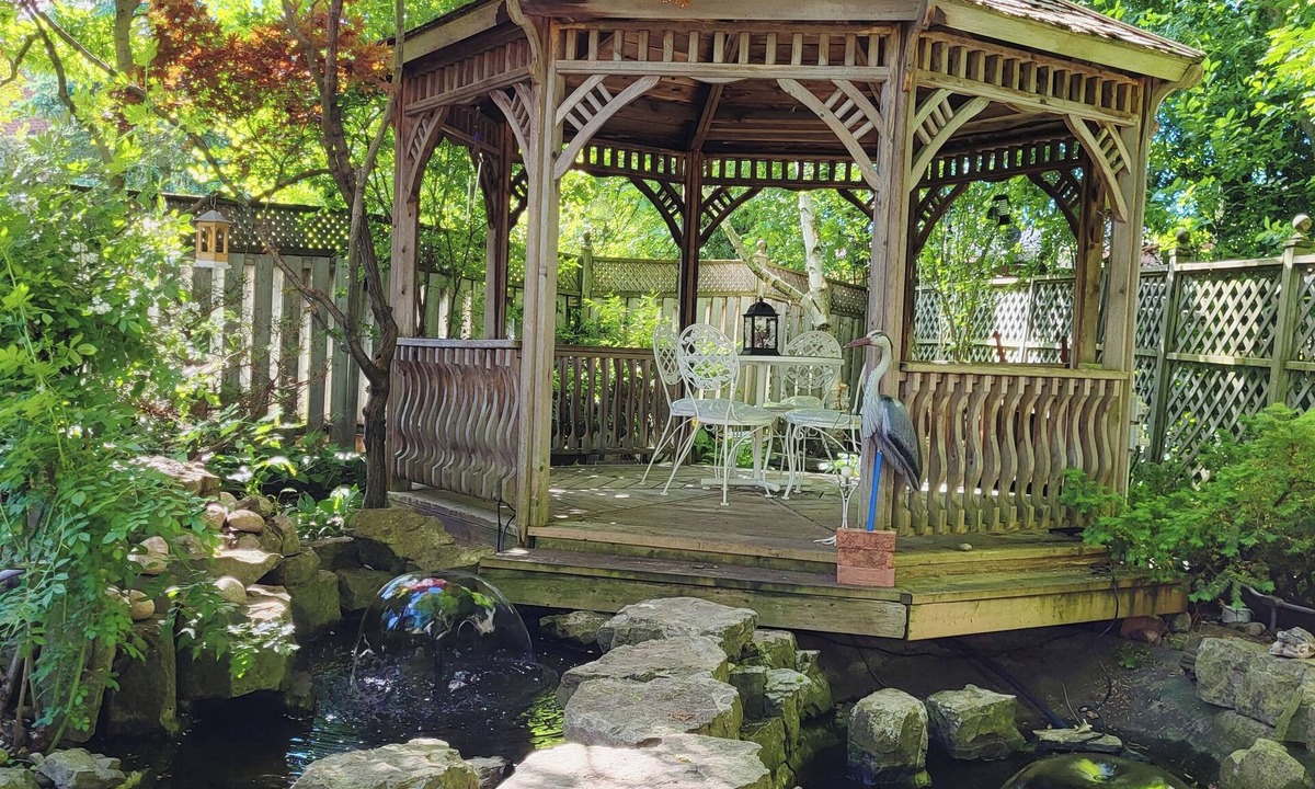 East Credit House | Stylish Private Garden Suite Near Toronto Airport