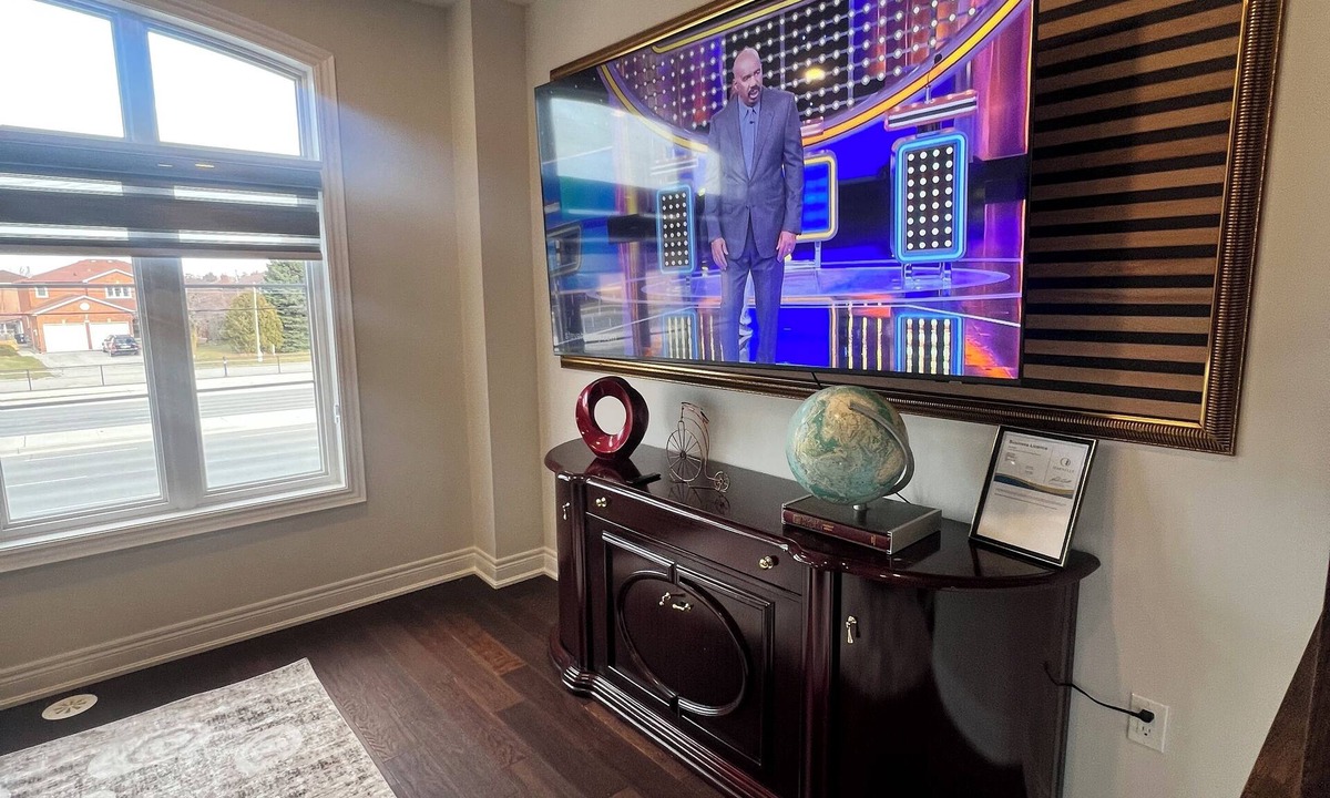 Oakville House | Stylish Three-Level Oakville Townhome Near Toronto with Parking and Balconies